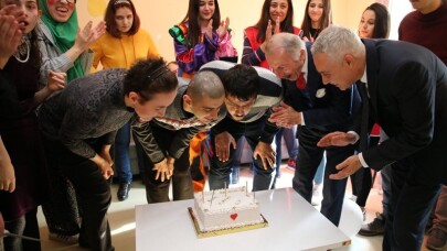 Engelli çocukların yaş günü sevinci