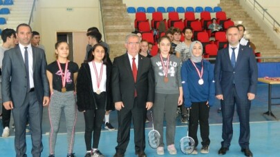 Erdek’te ‘Liselerarası Badminton Turnuvası’ sona erdi