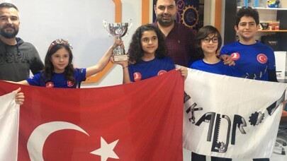 Estonya’da düzenlenen robot yarışmasında dünya şampiyonu oldular