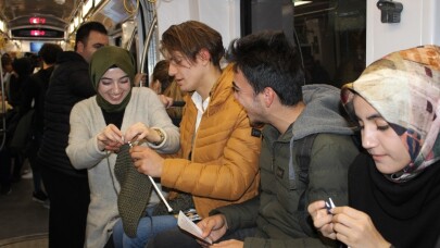 Farkındalık için tramvayda atkı, bere, eldiven ördüler