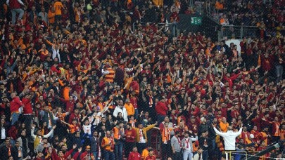 Galatasaray taraftarları iki takımı da tribüne çağırdı