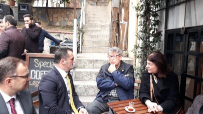 İlk tabela Oğuz Atay’ın evine asıldı