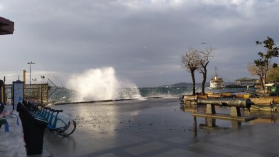 İstanbul’da şiddetli rüzgar nedeniyle bazı vapur seferleri iptal edildi
