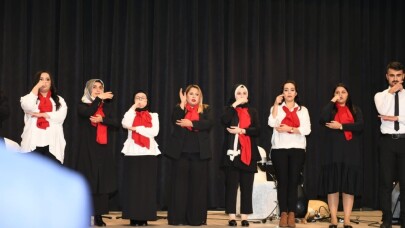 İstiklal Marşı’nı işaret dili ile okudular