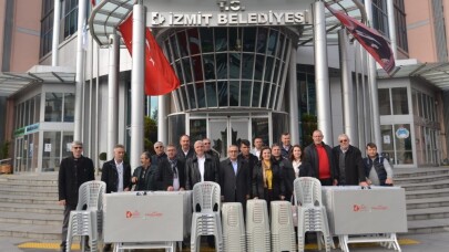 İzmit Belediyesi’nden mahallelere masa ve sandalye desteği