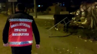 Kafasını merdivene sıkıştıran ineği itfaiye kurtardı