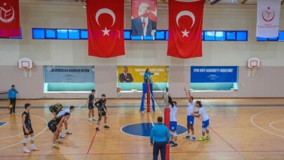 Karacabey Belediyespor Voleybol Takımı şampiyonluk yolunda