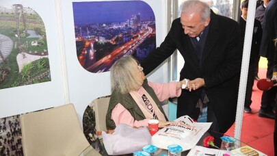 Kitap kurdu yaşlılar kitap fuarında
