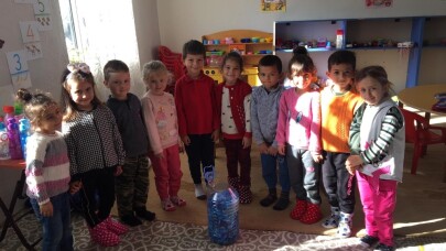 Köy okulunda ana okulu öğrencileri engeliler için kapak topluyor