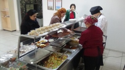 Liseli aşçılar 300 kişiyi doyuruyor