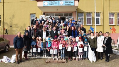 Mahalle kadınları çocuklar için ördü