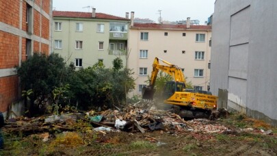Mudanya’da tehlike oluşturan evler yıkılıyor