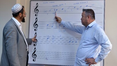 Müzik eğitimiyle ezan, ilahi ve mevlit okuyorlar