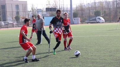 Öğrenciler ve ampute takımı futbol maçı yaptı