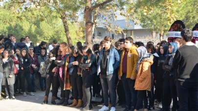 Okul müdürü Nevzat Saçı’yı son yolculuğuna öğrencileri gözyaşlarıyla uğurlandı
