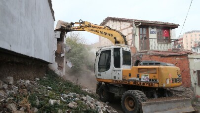Osmangazi’de bir evin kaçak bölümü yıkıldı
