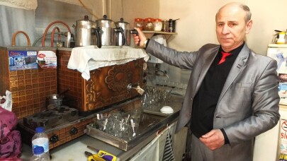 (Özel) 40 yıldır takım elbise ile çaycılık yapıyor