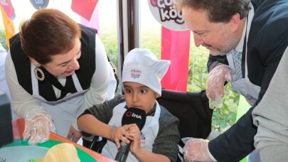 (Özel) Mikrofonu görünce hamuru bırakıp muhabirliğe başladı