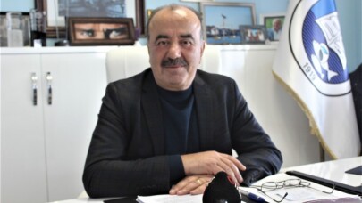 Parklardaki zeytinleri toplayıp ihtiyaç sahiplerinin sofrasına yağ olarak ulaştırıyorlar