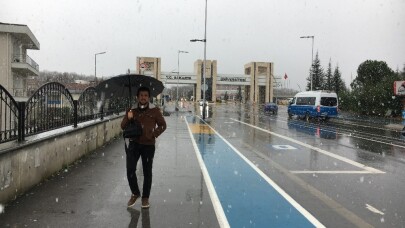 Sakarya Üniversitesi Kampüsü’nde mevsimin ilk karı yağdı