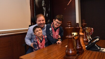 Satranç şampiyonları Başkan Ali Kılıç’ı ziyaret etti