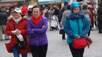 Taksim’deki şiddetli rüzgar vatandaşlara zor anlar yaşattı