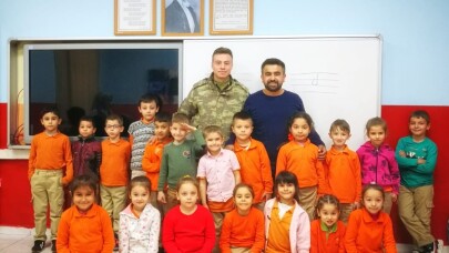 Vefat eden kızı için köy köy gezip çocukları mutlu ediyor