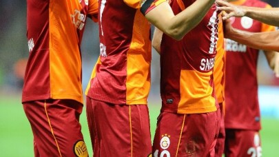 Wesley Sneijder, jübilesine Selçuk İnan ve Burak Yılmaz’ı çağırdı