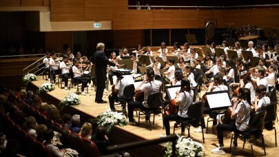 Yorglass Barış Çocuk Senfoni Orkestrası genç piyanist Can Çakmur’a eşlik etti