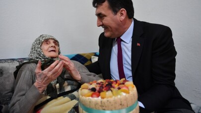 105 yaşındaki nineye doğum günü sürprizi