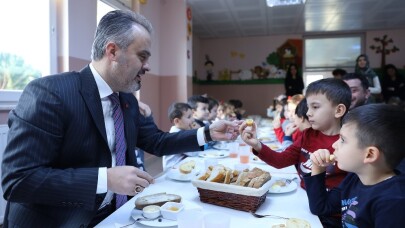 Başkan Amca’dan ballı ekmek