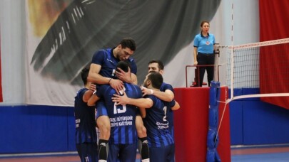 Büyükşehir Kağıtspor voleybolda liderliğini sürdürdü