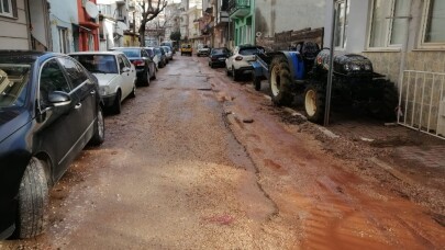 Erdek’te vatandaşlar çukurlara tepki gösteriyor