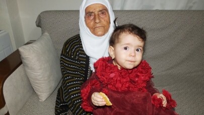 Havva nine torununun torununu kucağına aldı