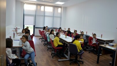 ‘Hayalindeki Oyuncak Hayat Bulsun’ adlı projenin atölye çalışmaları Karasu SGM’de, başladı