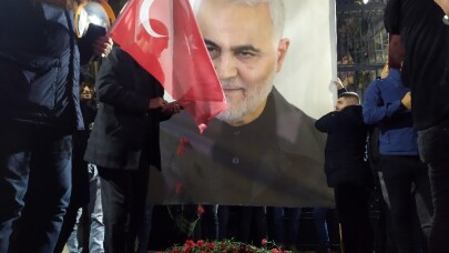 Kasım Süleymani, İran Konsolosluğu önünde karanfillerle anıldı