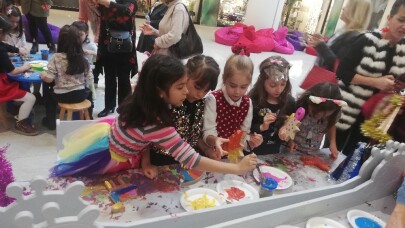 Minikler ahşap oyuncakları boyadı