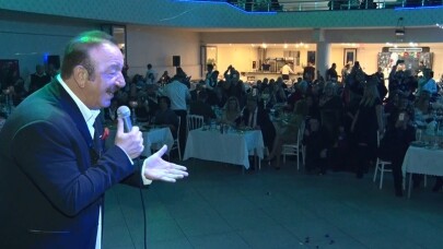 Nejat Alp 50. sanat yaşını sahnede kutladı