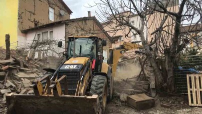 Gemlik'te metruk binalar yıkılıyor