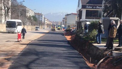 Gölcük’te 22 metrelik alternatif yol asfaltlanıyor