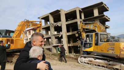Gölcük’te yıkım çalışmaları sürüyor