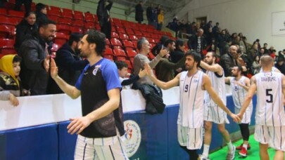 Kağıtspor basketbolda şampiyonluğa yürüyor