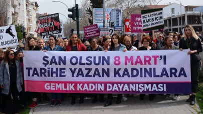 Gemlik’te kadınlar 8 Mart için bir araya geldi.