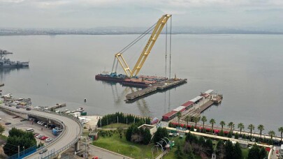 SEKA İskelesi, yüzer vinç ile yıkılıyor