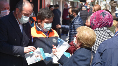 Gemlik'te 200 bin maske dağıtıldı