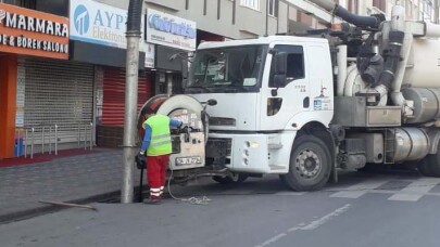 Trafikten boşalan caddelerde altyapı hatları temizleniyor