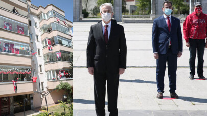 Balkonlarda 23 Nisan coşkusu