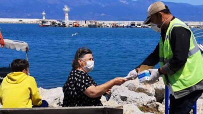 Burhaniye'de 65 yaş ve üzeri vatandaşlara maske dağıtımı yapıldı