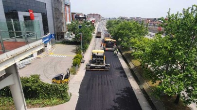 İzmit’te Valilik önü yan yolu bir günde asfaltlandı
