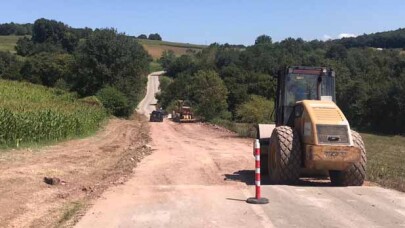 Heyelan nedeni ile bozulan yola anında müdahale